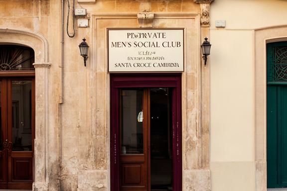 Ingresso riservato del club maschile con insegna tradizionale a Santa Croce Camerina